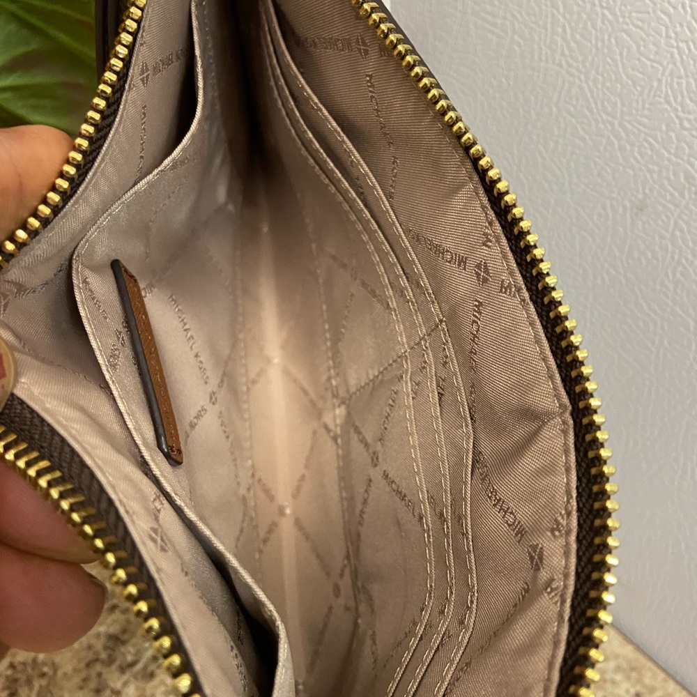 🎄🧑‍🎄🧑‍🎄 Michael Kors Large Zip Clutch - Picture 7 of 10
